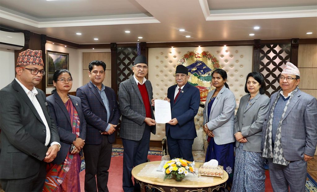 नेकपा एमालेबाट मन्त्री बनेका नेताहरुले प्रधानमन्त्री पुष्‍प कमल दाहाल प्रचण्‍ड समक्ष राजीनामा बुझाए