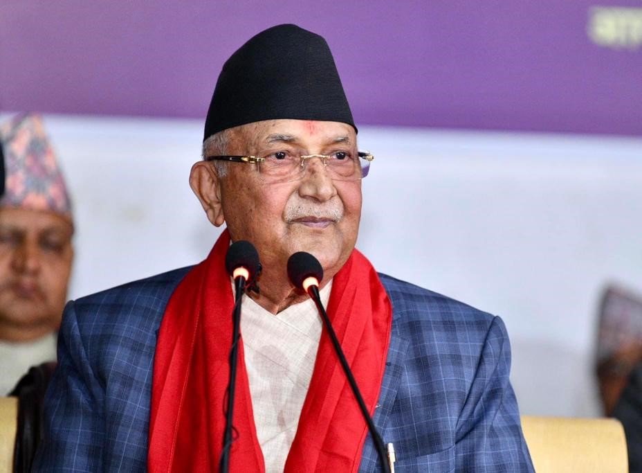एमाले अध्यक्ष ओली पाल्पा जादै ।