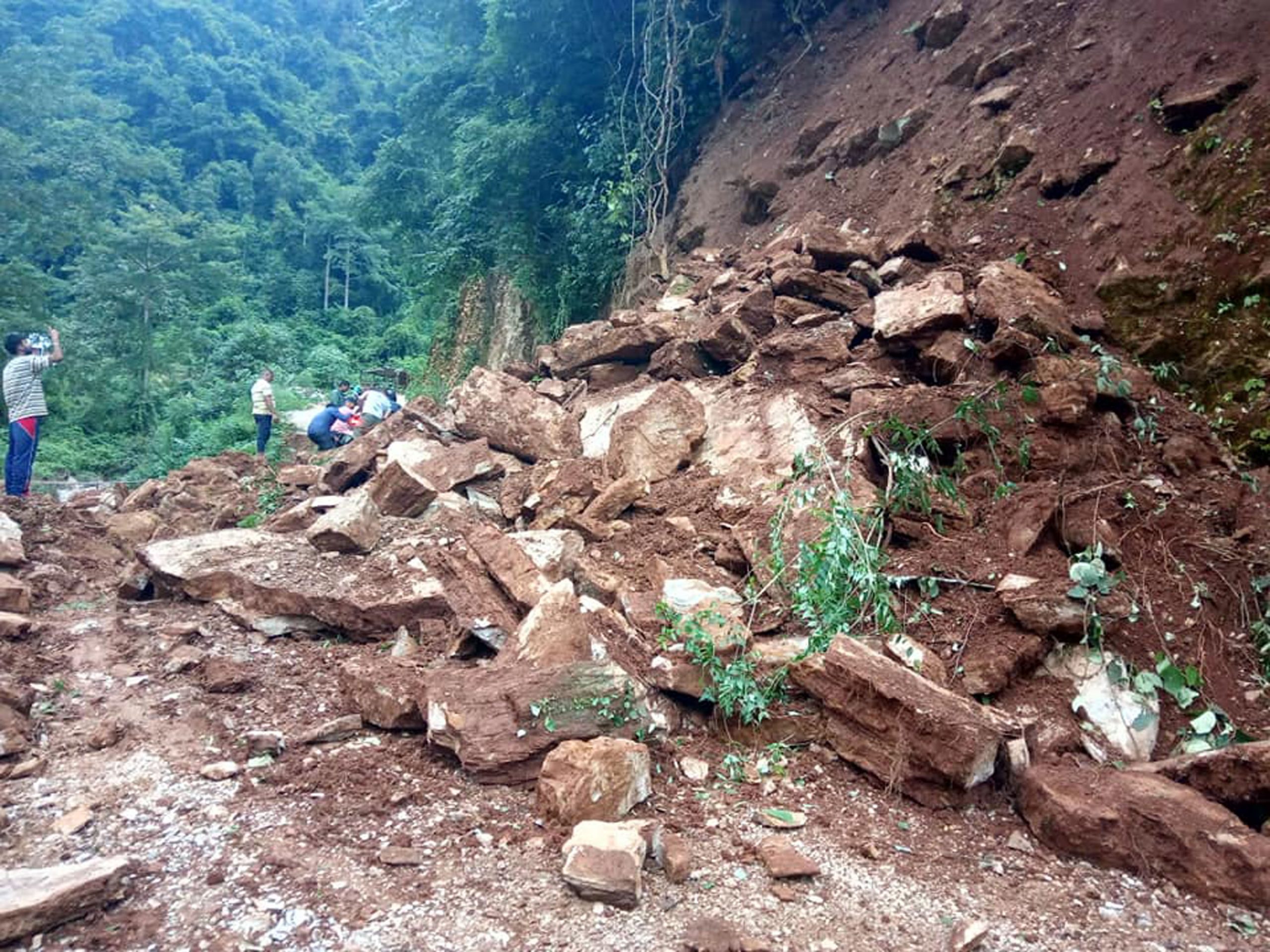 नाग्दी खोलामा पहिरो जाँदा पृथ्वी राजमार्ग अवरूद्ध।
