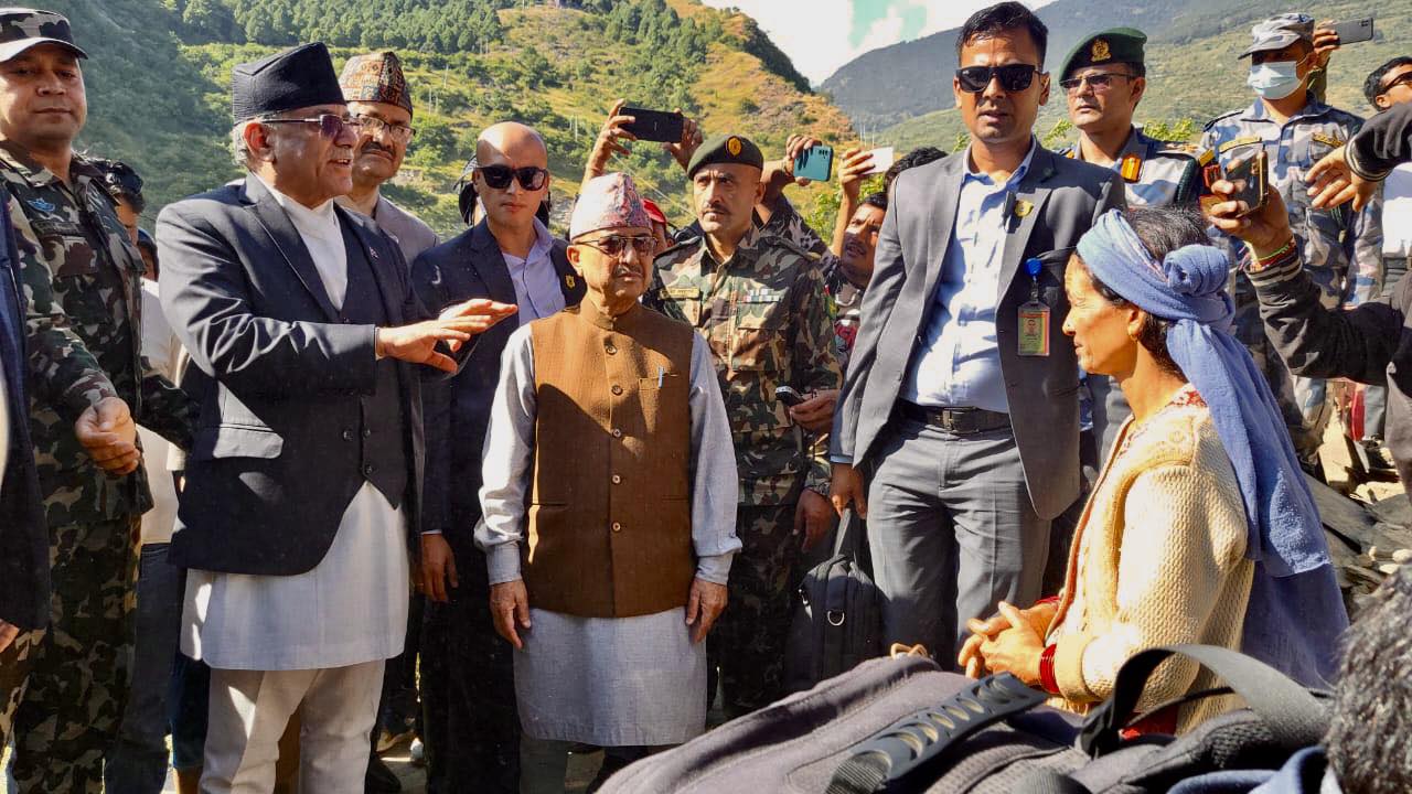 प्रधानमंत्री दाहाल; बझाङक भूकम्प प्रभावित क्षेत्रको अवलोकन गर्न पुगे