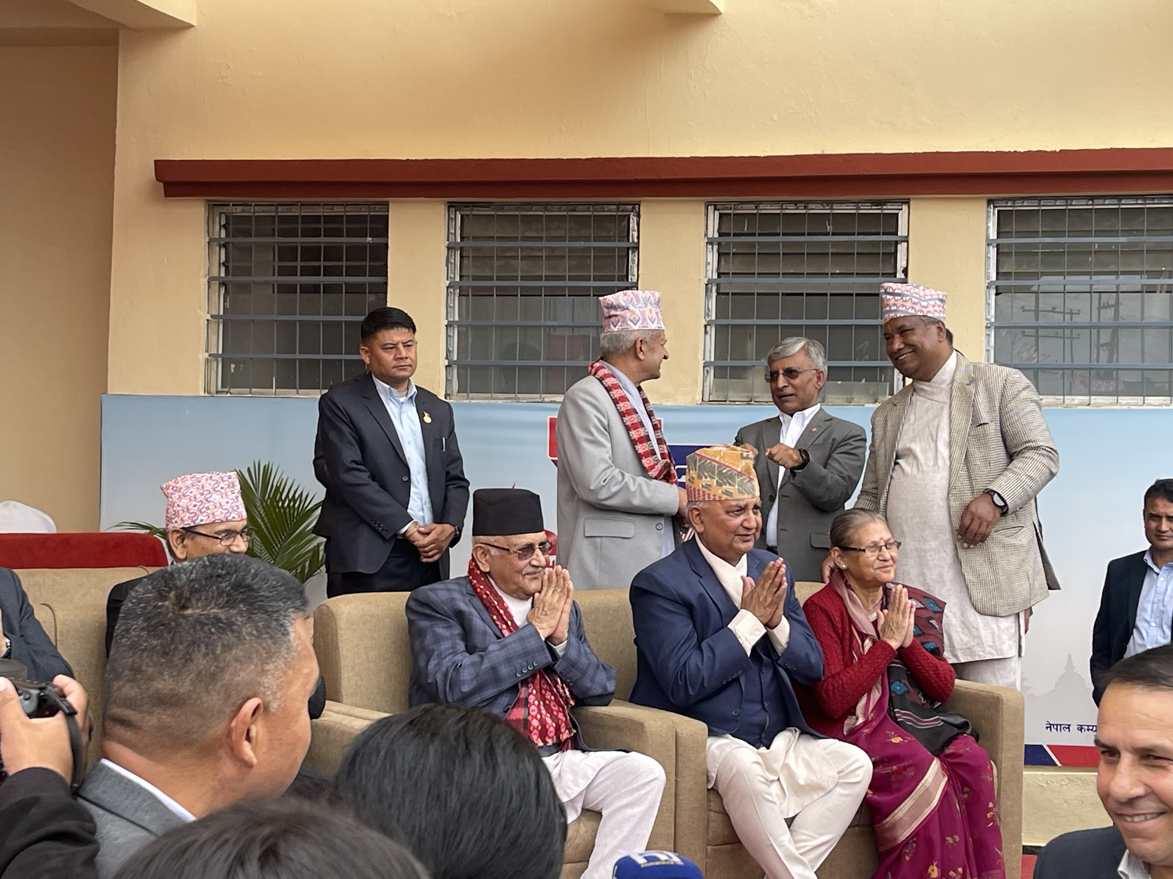 एमाले मुख्यालयमा चियापान कार्यक्रमको चहल पहल।