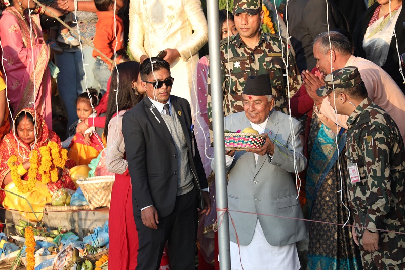 छठको अवसरमा राष्ट्रपतिले दिए अस्ताउँदो सूर्यलाई अर्घ्य।
