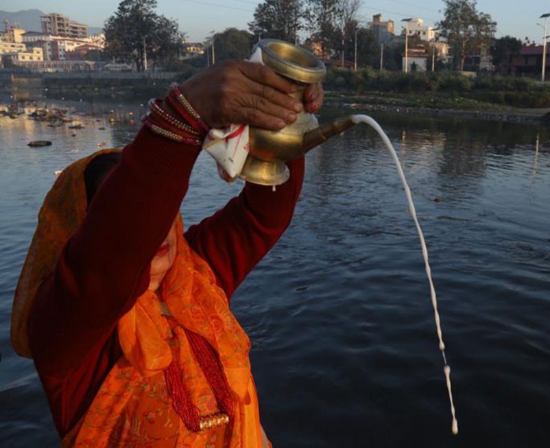 बिहान उदाउँदो सूर्यलाई  अर्घ्य अर्पण गरे संगै छठपर्व सम्पन्न।