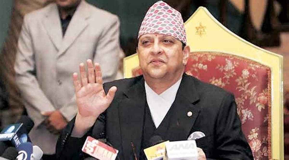 पूर्वराजा ज्ञानेन्द्र शाह झापामा।  पृथ्वीनारायण शाहको सालिक अनावरण गर्ने।