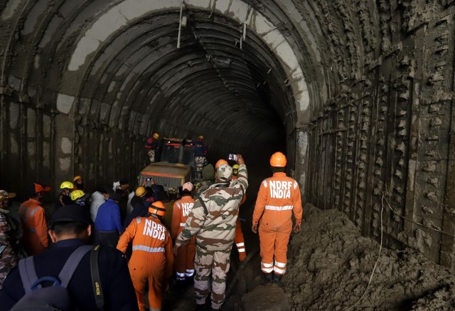भारतको उत्तराखण्ड  राज्यमा  सुरुङमा फसेका ४१ जना मजदुर छिट्टै बाहिर  आउन सक्ने।