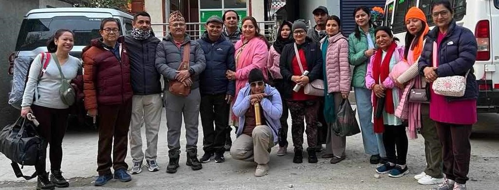 बाँकेका साहित्यकारहरुद्वारा खप्तडमा साहित्यिक यात्रा