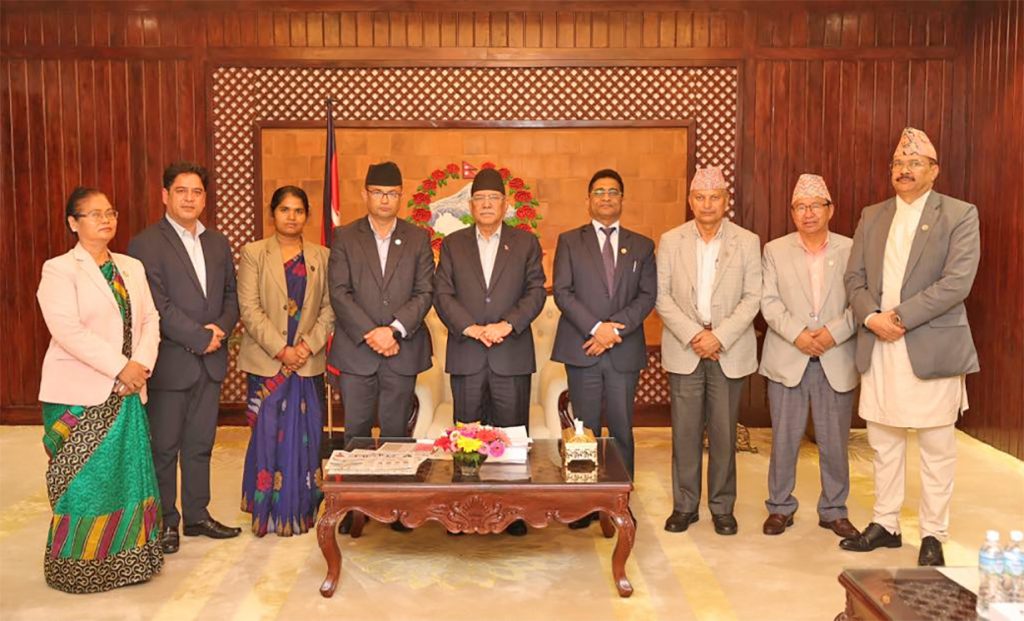 एमालेका मन्त्रीहरूले प्रधानमन्त्री प्रचण्डसमक्ष बुझाए राजीनामा