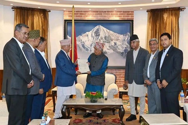 प्रधानमन्त्रीमा एमाले अध्यक्ष केपी ओलीको दाबी पेस