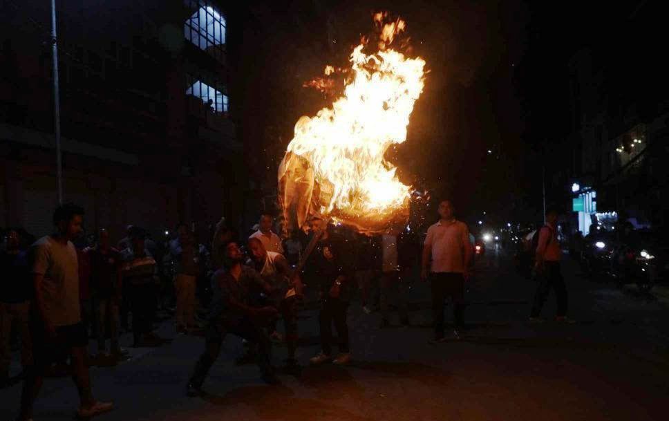 काठमाडौँ महानगरका प्रमुख बालेन  स्थानीयले जलाए पुतला