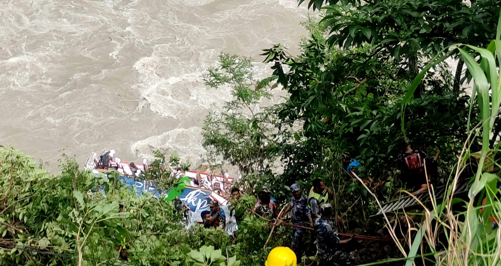 तनहुँको आँबुखैरेनीमा बस दुर्घटना: मृतकको संख्या २७ पुग्यो