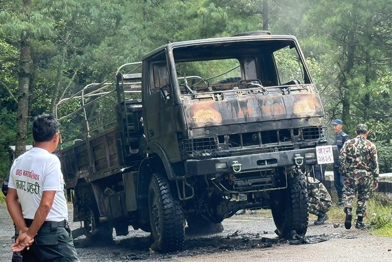 नेपाली सेना सवार ट्रकमा आगलागी