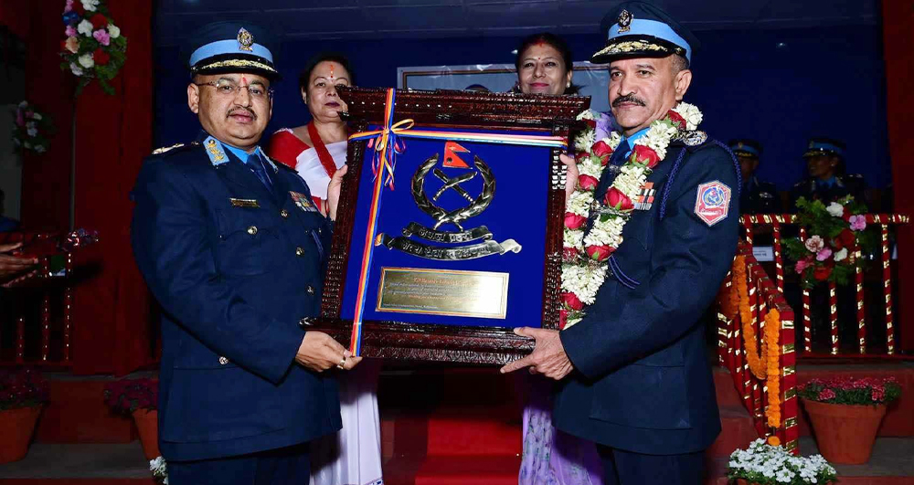 नवनियुक्त आईजीपी थापाले गरे सेवा निवृत्त कुँवरलाई बिदाई