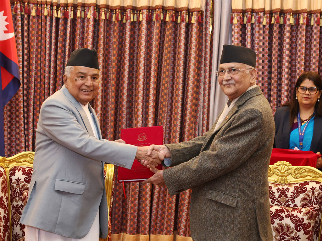 प्रधानमन्त्रीले राष्ट्रपतिलाई बुझाए सरकारको वार्षिक प्रतिवेदन