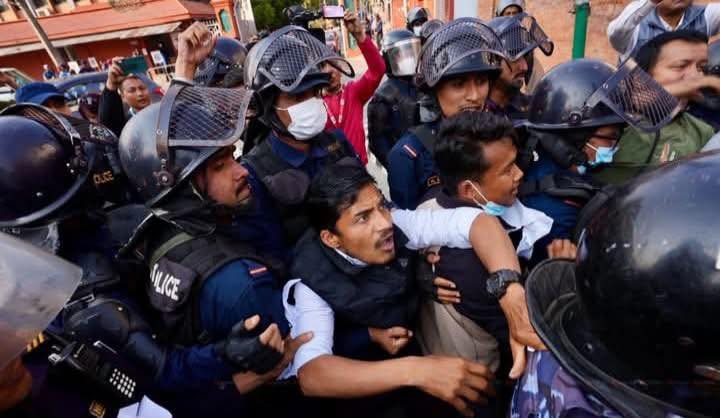 ऊर्जामन्त्रीको राजीनामा माग गर्दै प्रदर्शन गरेका युवाहरु प्रहरी नियन्त्रणमा
