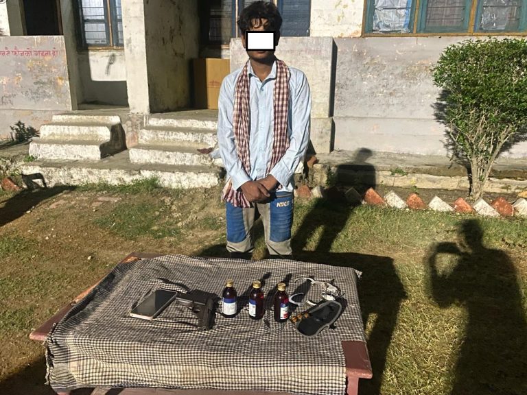 पेस्तोलसहित एकजना भारतीय नागरिक पक्राउ
