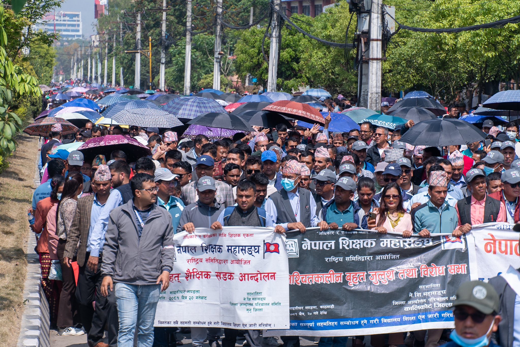 शिक्षकहरू बिहानैदेखि प्रदर्शनमा, सडक अस्तव्यस्त  (फोटोफिचर)