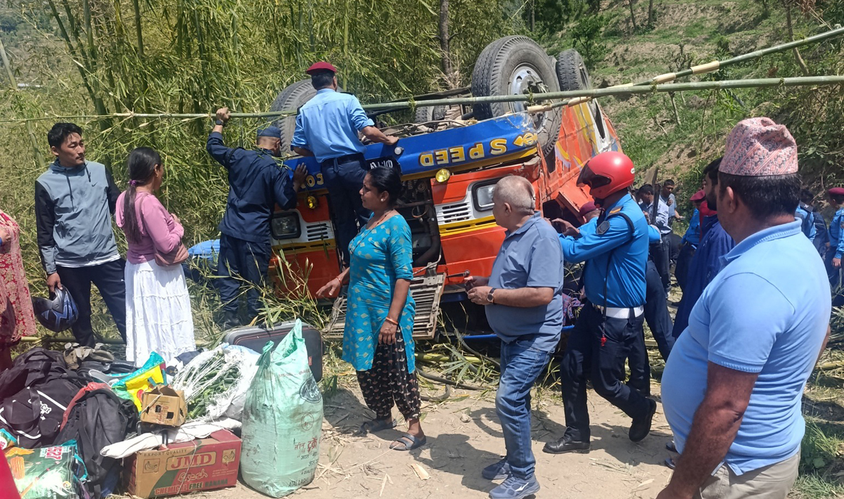 धनकुटामा बस दुर्घटना, एकजनाको मृत्यु, १४ यात्रु घाइते