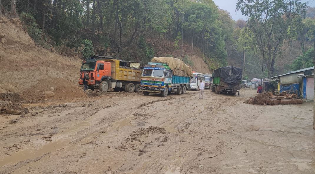वर्षाले नारायणघाट बुटवल खण्ड पूर्णरुपमा अवरुद्ध, वैकल्पिक सडक प्रयोग गर्न आग्रह