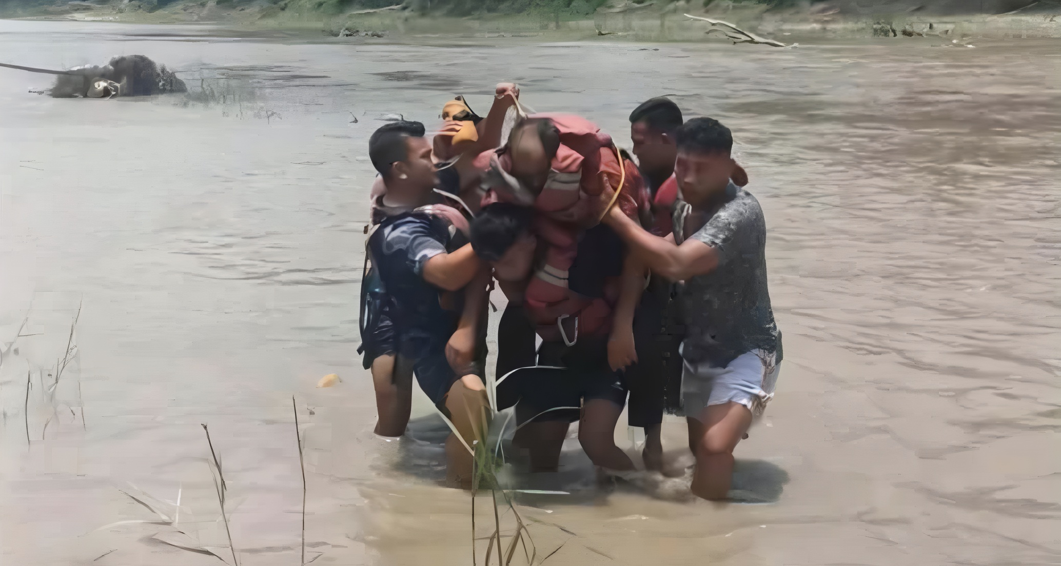 नारायणी नदीमा बग्दै आएका पुरुषको जीवितै उद्वार
