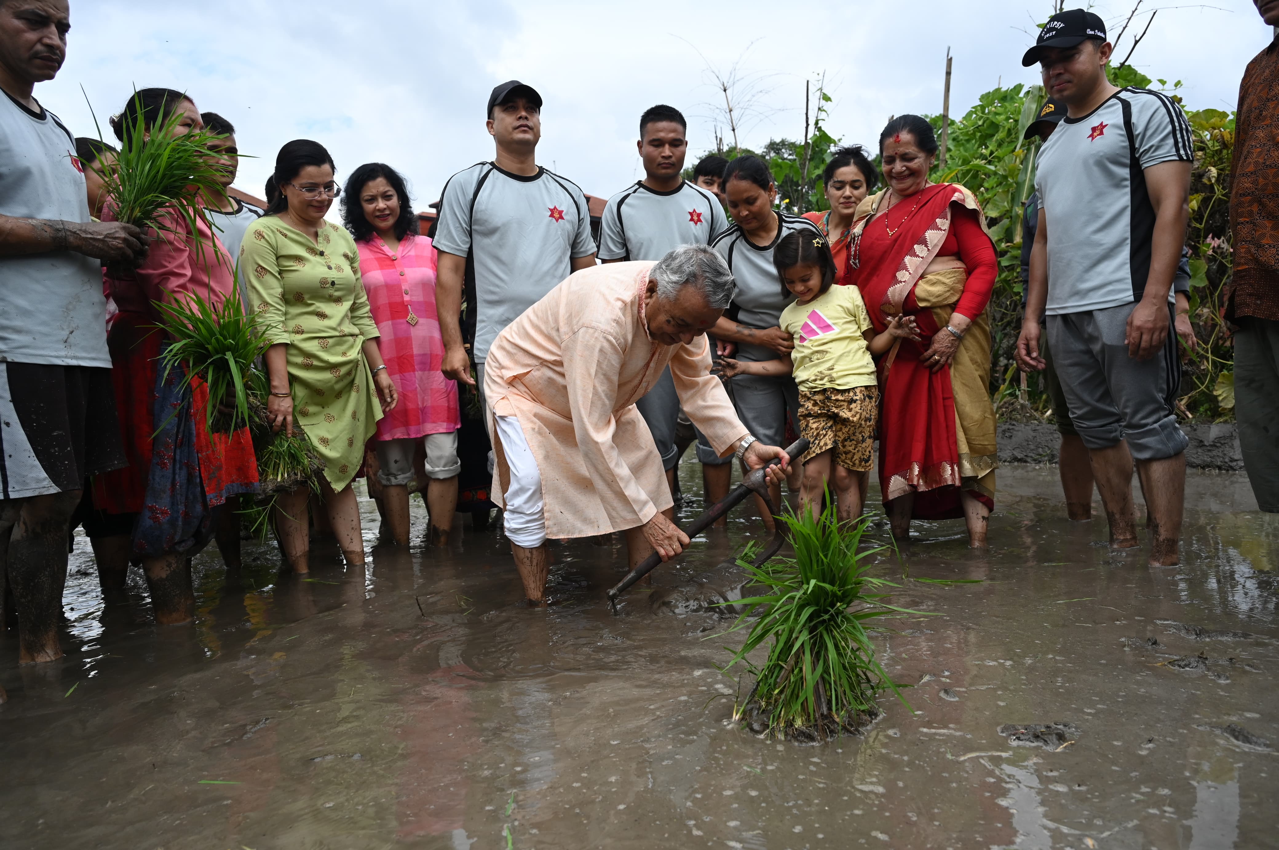शीतल निवासमा धान रोपाइँ, राष्ट्रपति पौडेल धान रोपाईँमा सहभागी