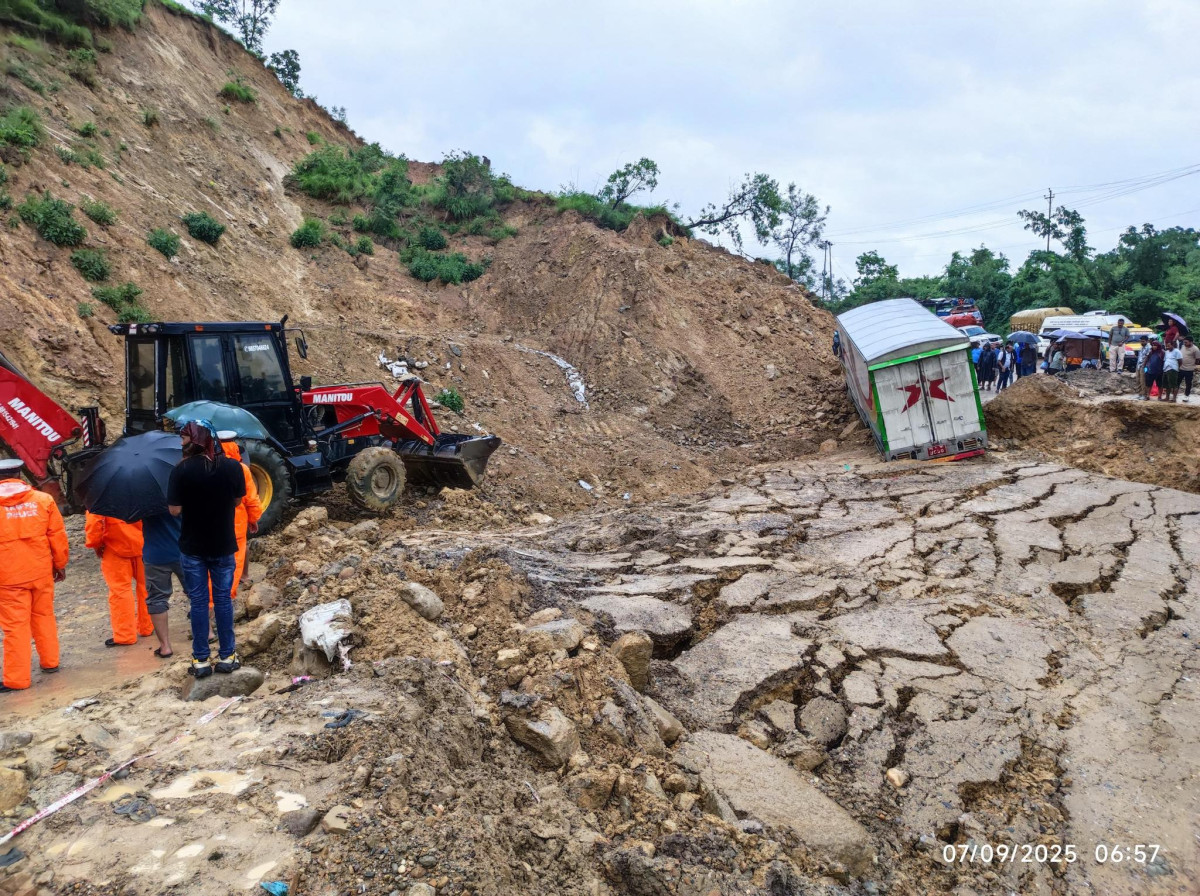 दाउन्नेमा बाटो भासिदा नारायणघाट–बुटवल सडक खण्ड बन्द