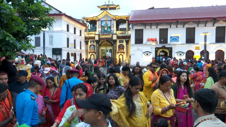 आज साउनको पहिलो सोमबार, पशुपतिनाथमा भक्तजनको भीड