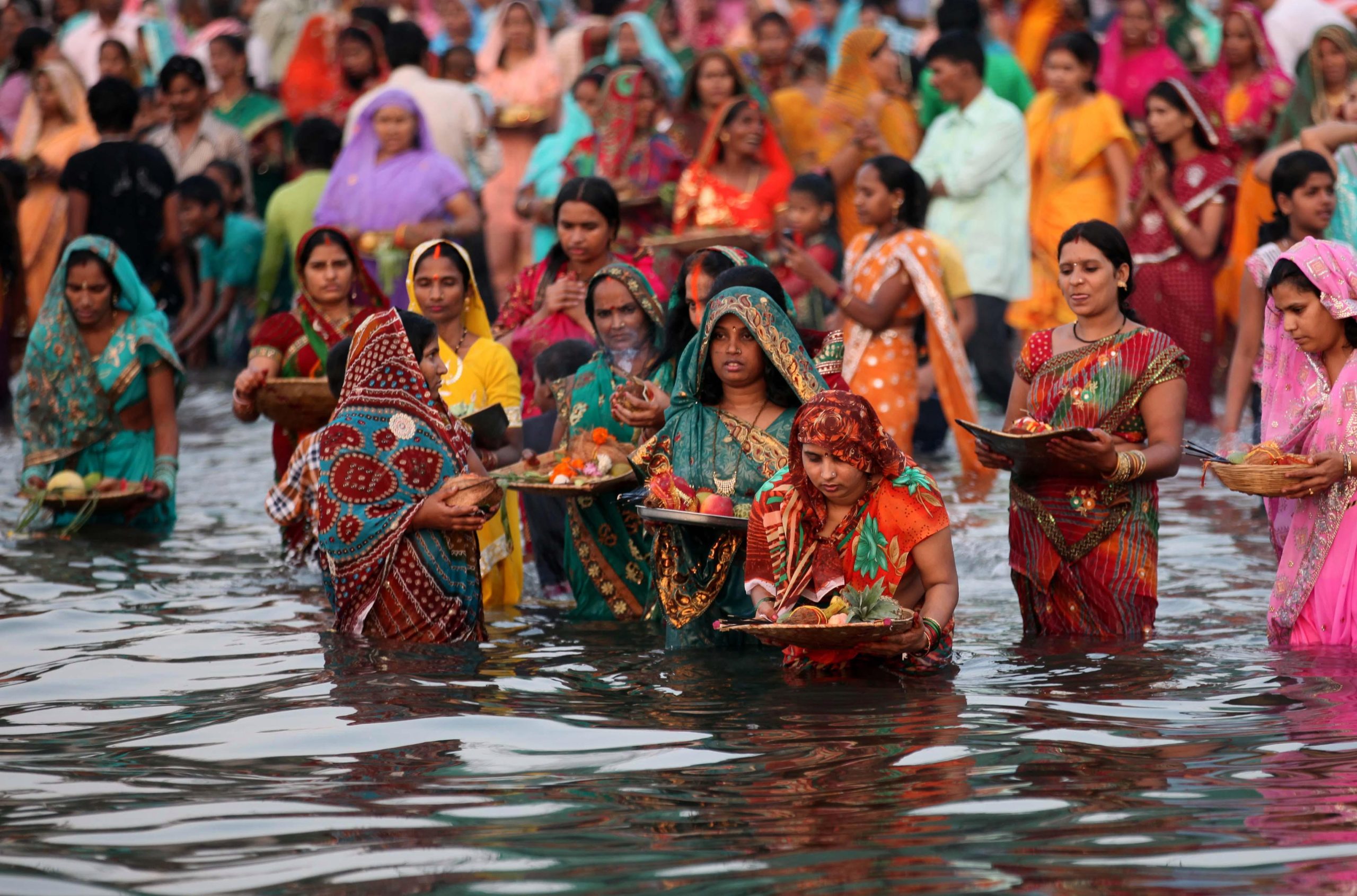 छठको मुख्य दिन आज, सुर्यको पुजा उपासना गरि मनाइदै