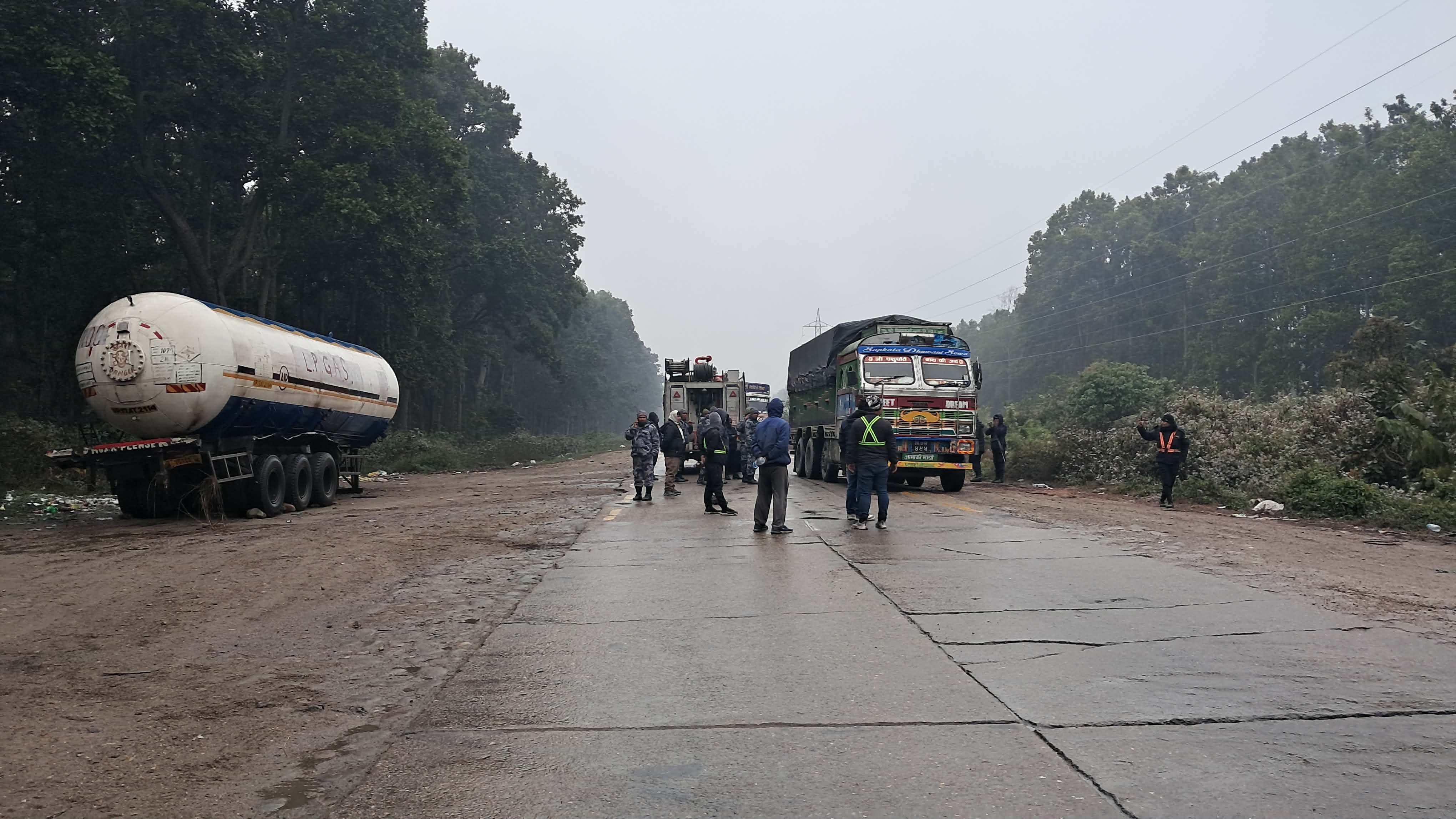 ग्यास बुलेट पल्टेर अवरुद्ध भएको महेन्द्र राजमार्ग २४ घण्टापछि सञ्चालन