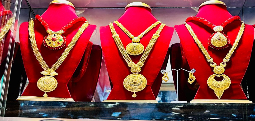 सुनको मूल्यमा भारी गिरावट,  तोलाको १८ हजार ८ सयले र चाँदी १५ सय ६५ ले घट्यो