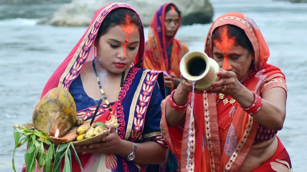 अस्ताउँदो सूर्यलाई अर्घ दिएर आज चैती छठ पर्व मनाइँदै