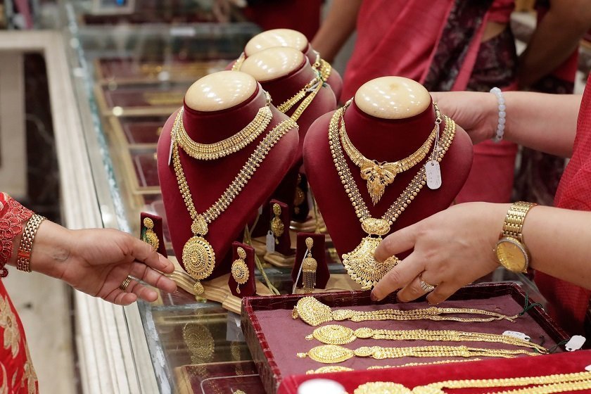 सुनचाँदीको मूल्य घट्यो, आज कतिमा हुँदैछ कारोबार ?