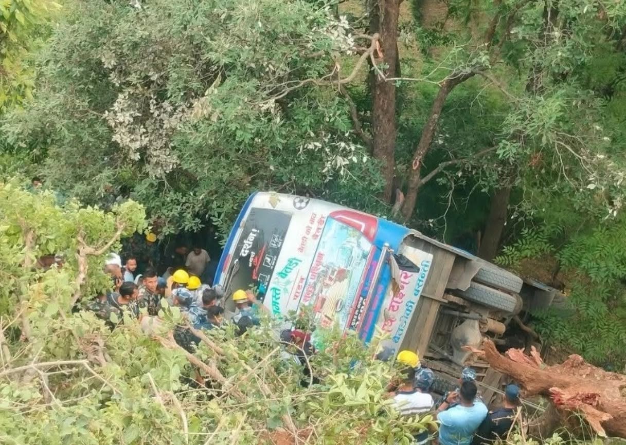 बैतडी बस दुर्घटना अपडेट:  १ जनाको मृत्यु, १० जना घाइते