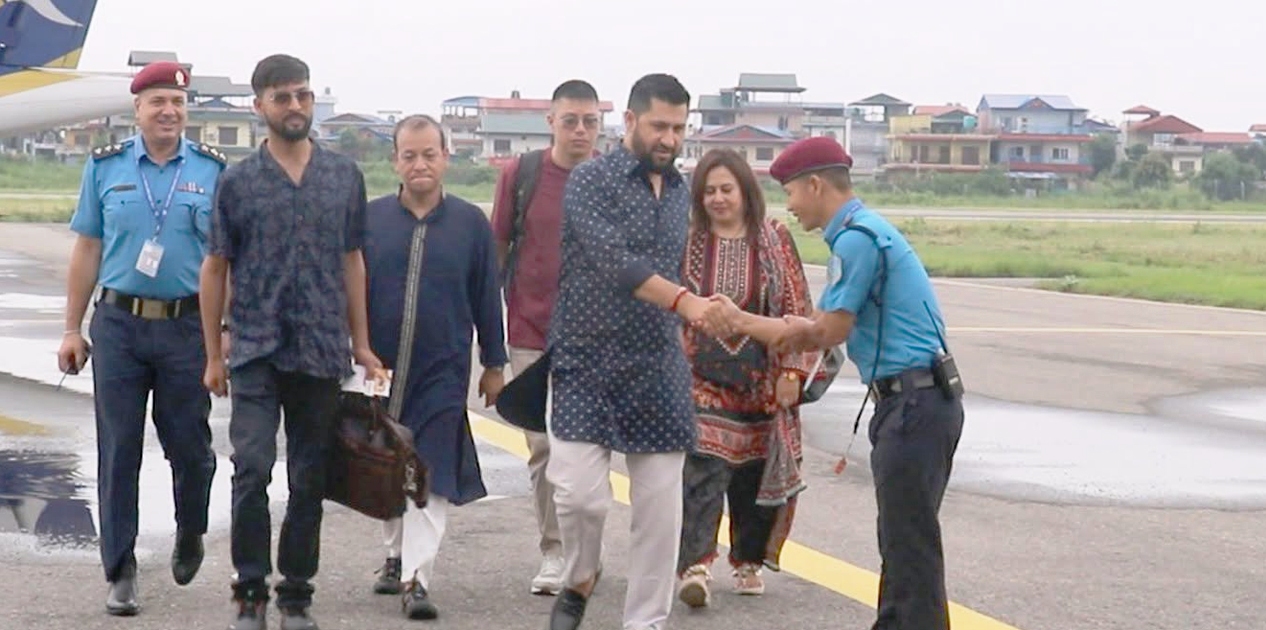 राष्ट्रिय महाधिवेशनका लागि चितवन पुगे सभापति लामिछाने