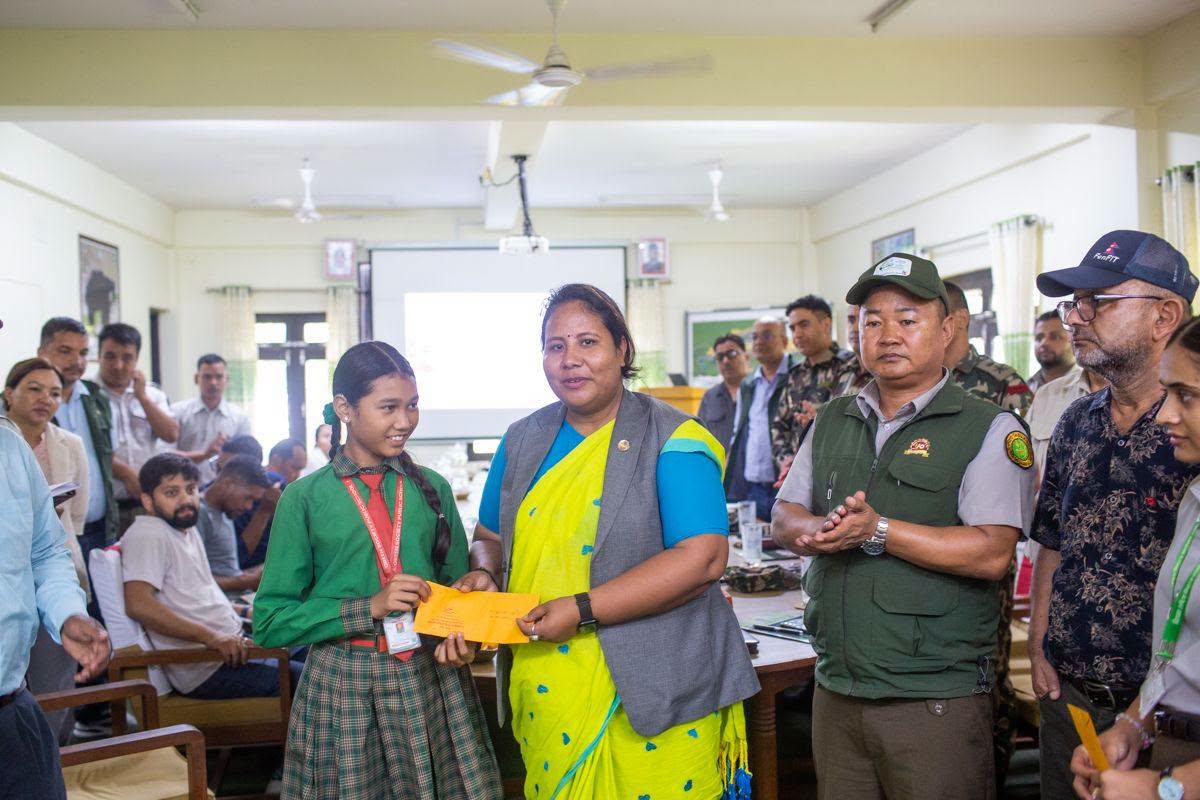 मानव-वन्यजन्तु द्वन्द्व प्रभावित परिवारका विद्यार्थीलाई वन मन्त्रीद्वारा छात्रवृत्ति