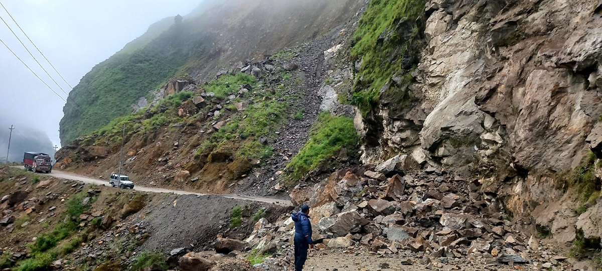 बेनी–जोमसोम सडक १२ घण्टापछि खुल्यो