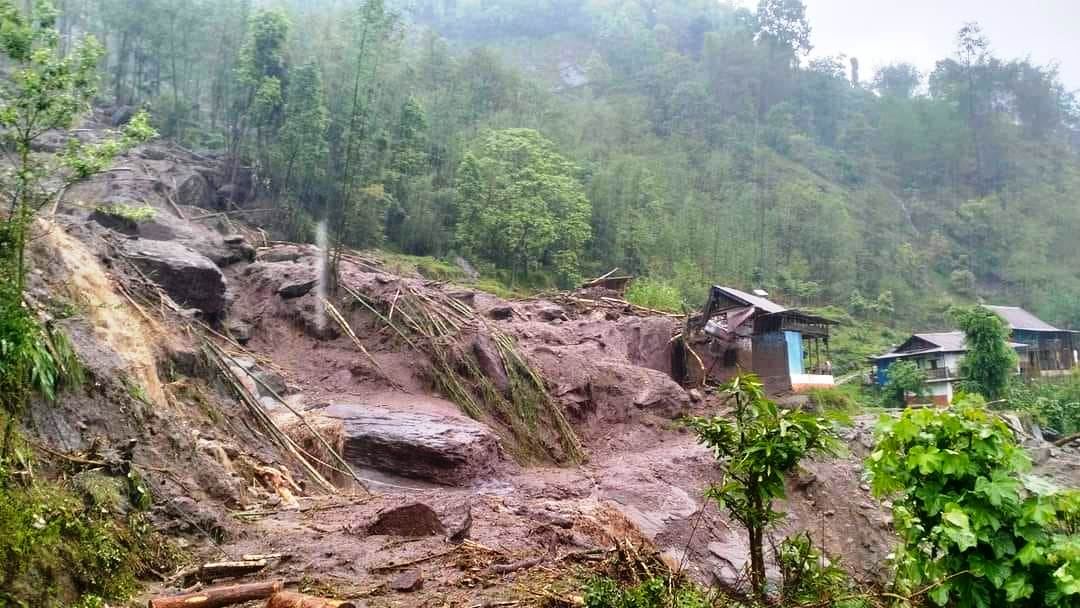 संखुवासभाको सिलिचोङमा पहिरो जाँदा सात परिवार विस्थापित